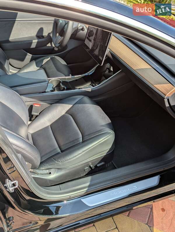 Седан Tesla Model 3 2020 в Березному