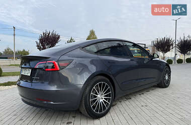 Седан Tesla Model 3 2022 в 