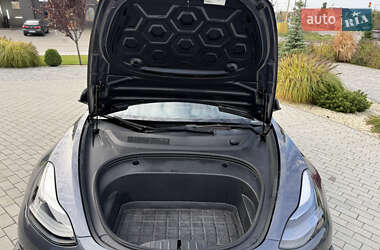 Седан Tesla Model 3 2022 в 