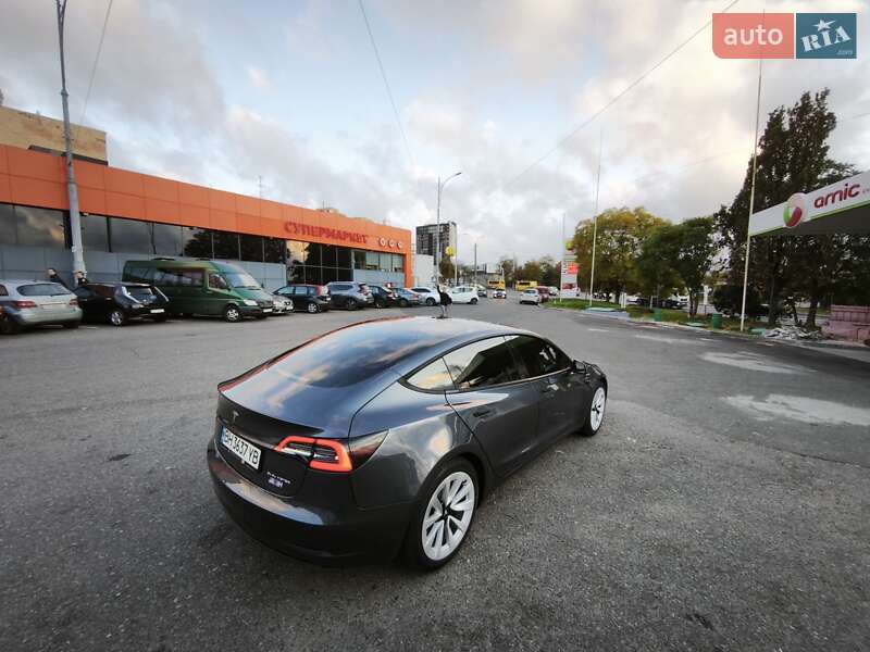 Седан Tesla Model 3 2022 в 