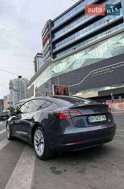Седан Tesla Model 3 2022 в 