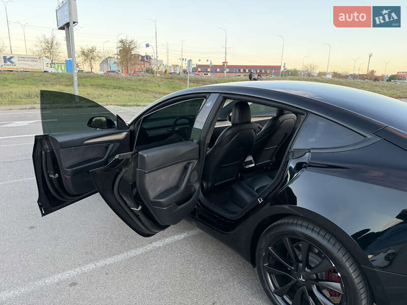 Седан Tesla Model 3 2021 в Киеве