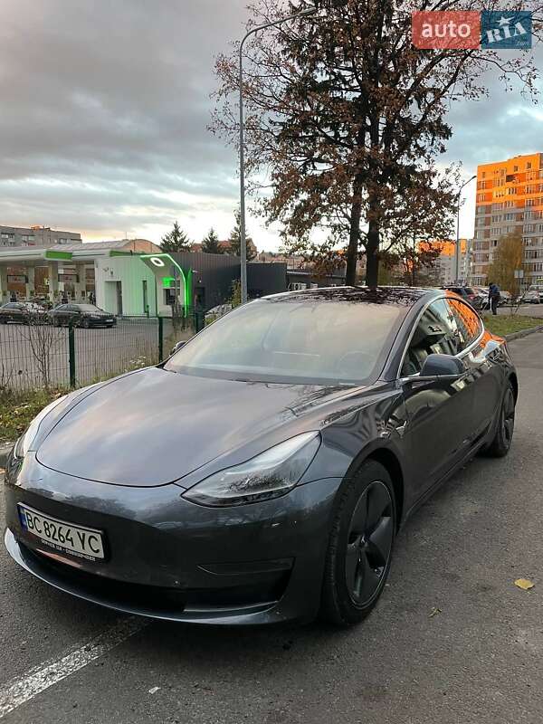 Седан Tesla Model 3 2018 в Львове