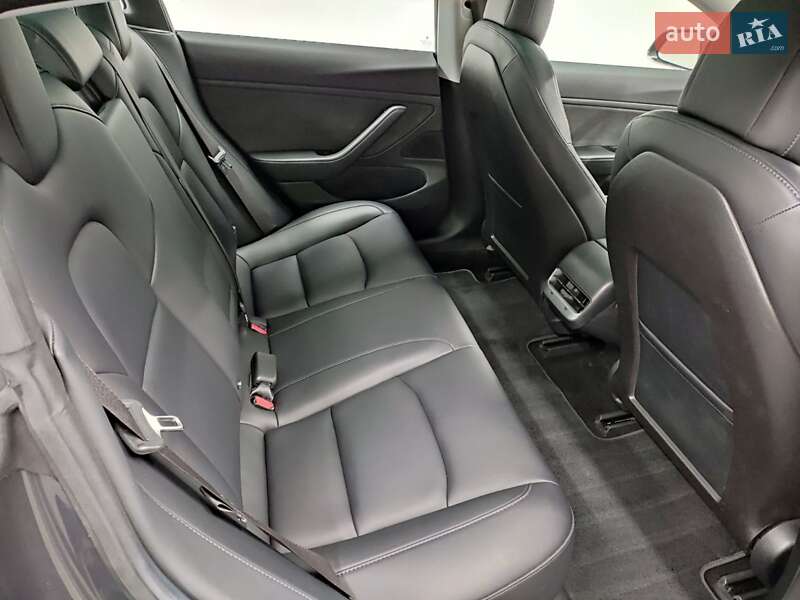 Седан Tesla Model 3 2018 в Львове