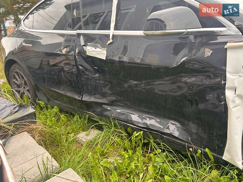 Седан Tesla Model 3 2019 в Львове