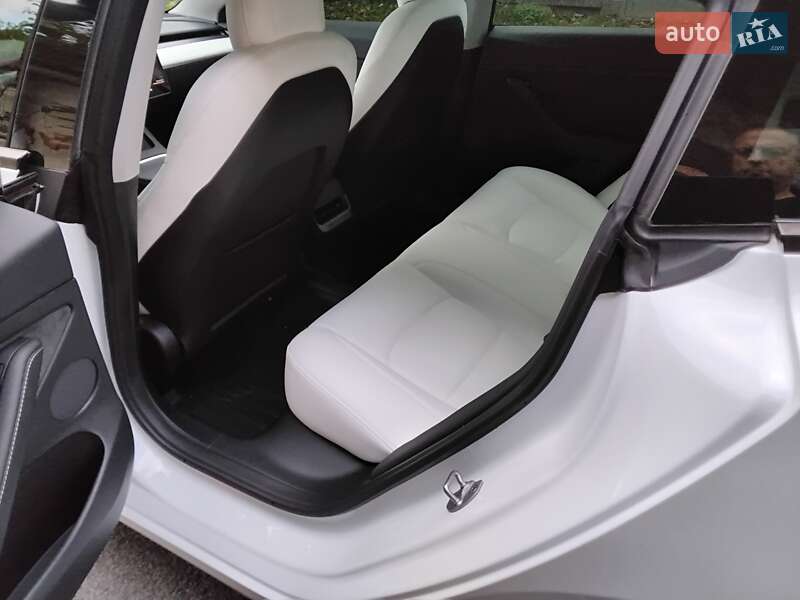 Седан Tesla Model 3 2022 в Виннице