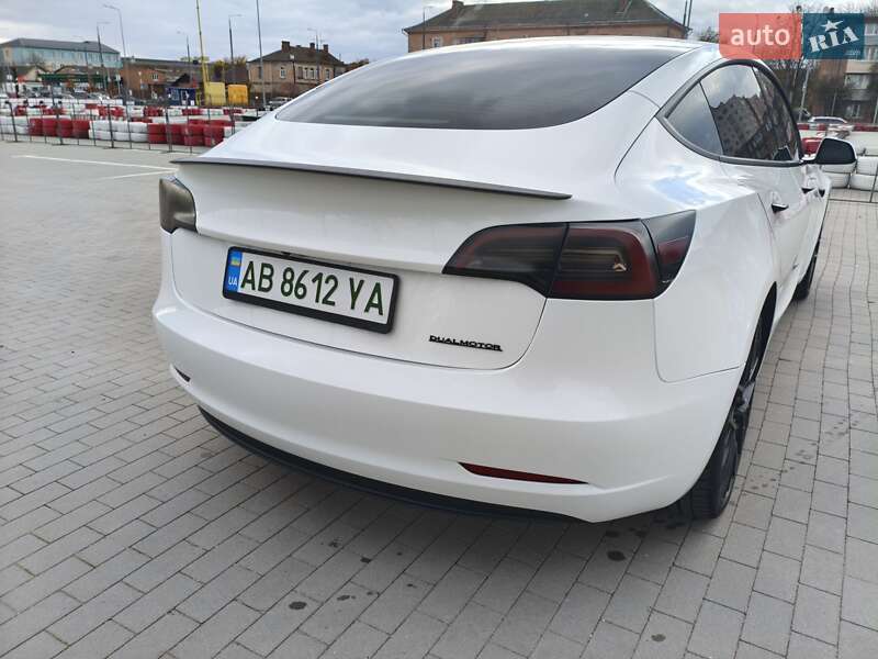 Седан Tesla Model 3 2023 в Виннице
