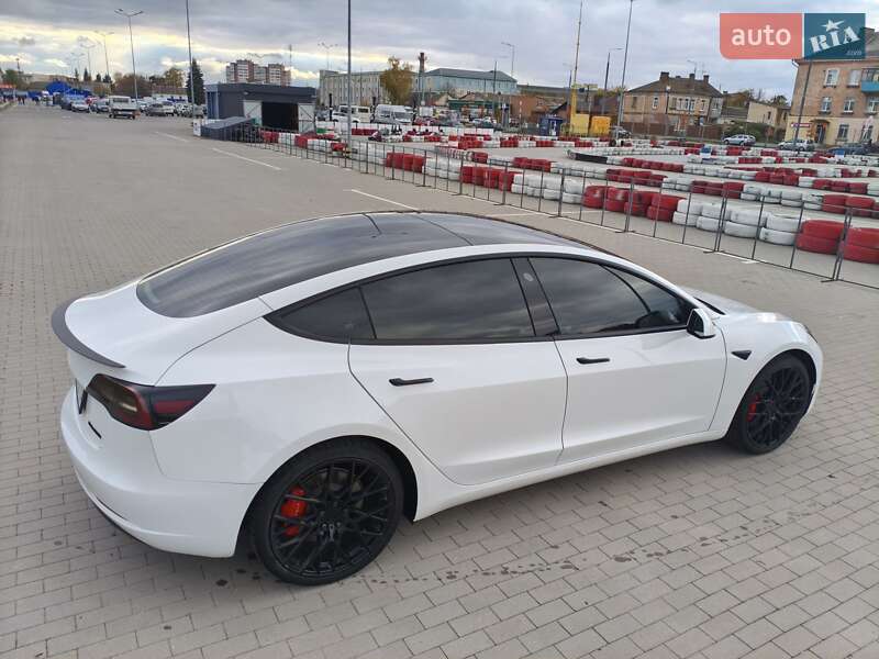 Седан Tesla Model 3 2023 в Виннице