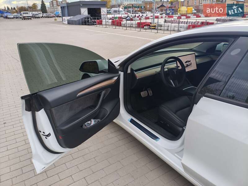 Седан Tesla Model 3 2023 в Виннице
