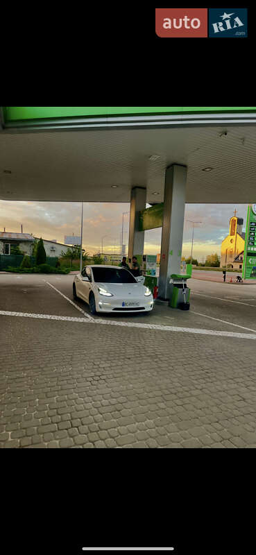 Седан Tesla Model 3 2021 в Львові