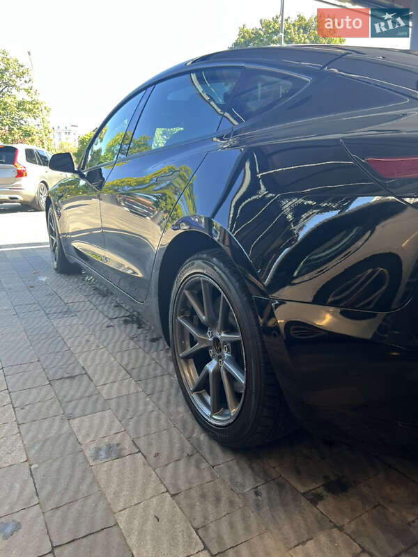 Седан Tesla Model 3 2022 в Ужгороді