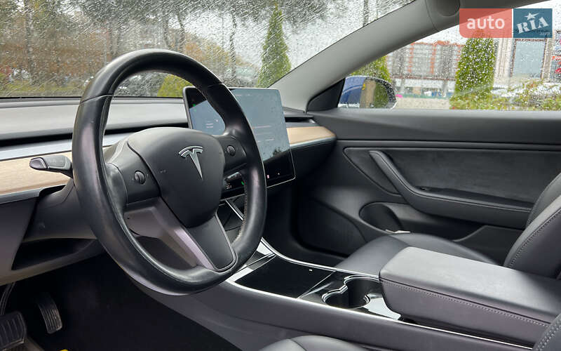 Седан Tesla Model 3 2019 в Львові
