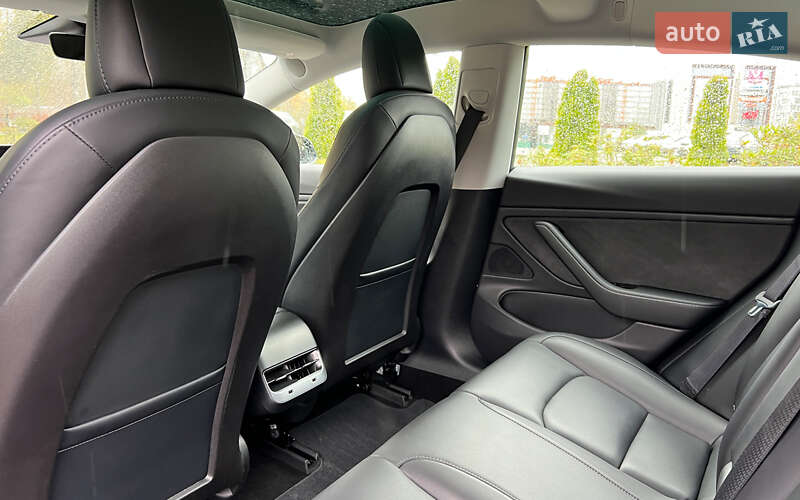 Седан Tesla Model 3 2019 в Львові