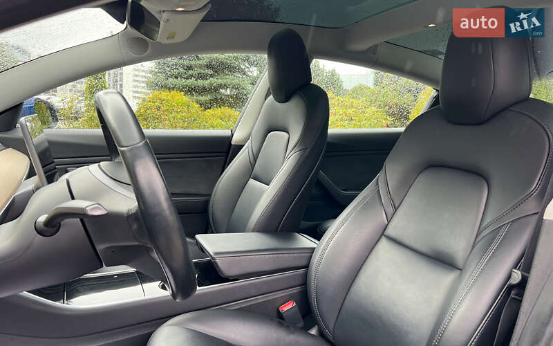 Седан Tesla Model 3 2019 в Львові