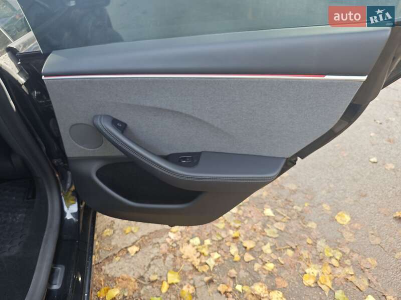 Седан Tesla Model 3 2024 в Києві