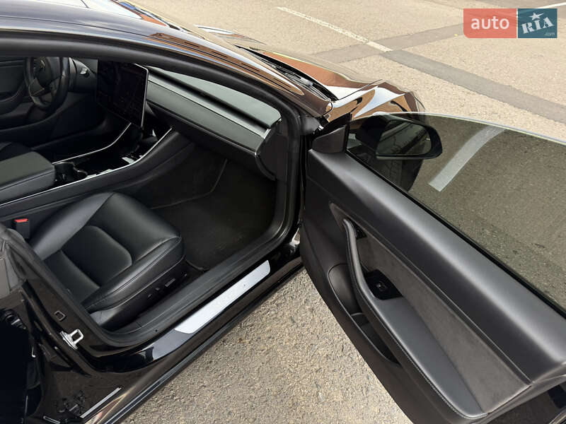 Седан Tesla Model 3 2019 в Умані