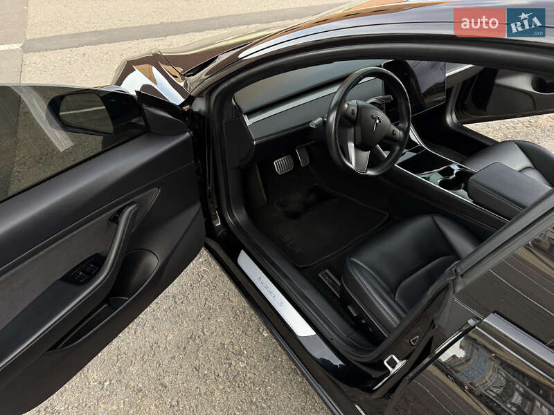 Седан Tesla Model 3 2019 в Умані