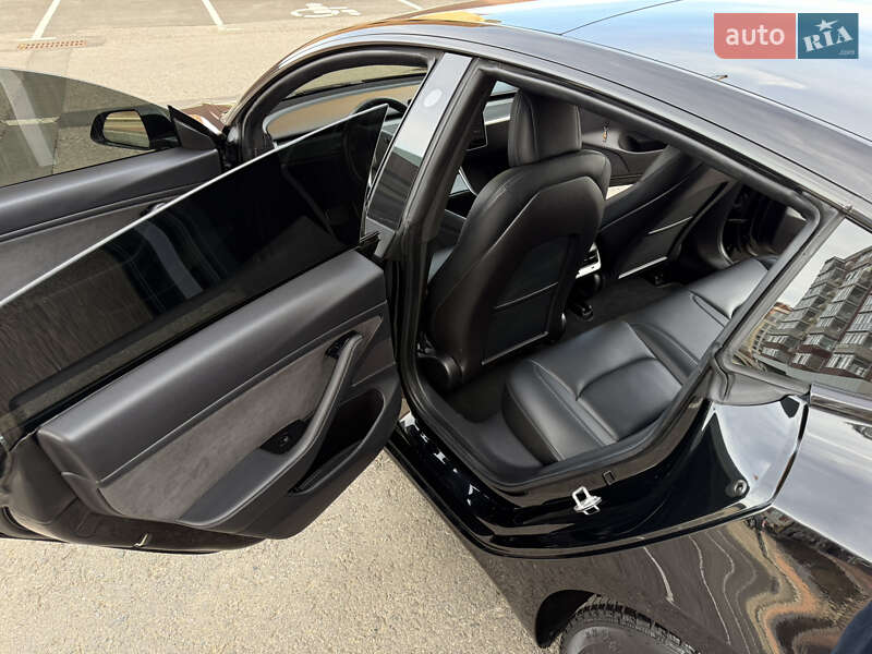 Седан Tesla Model 3 2019 в Умані