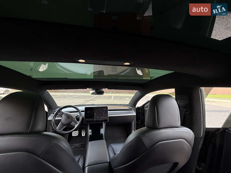 Седан Tesla Model 3 2019 в Умані