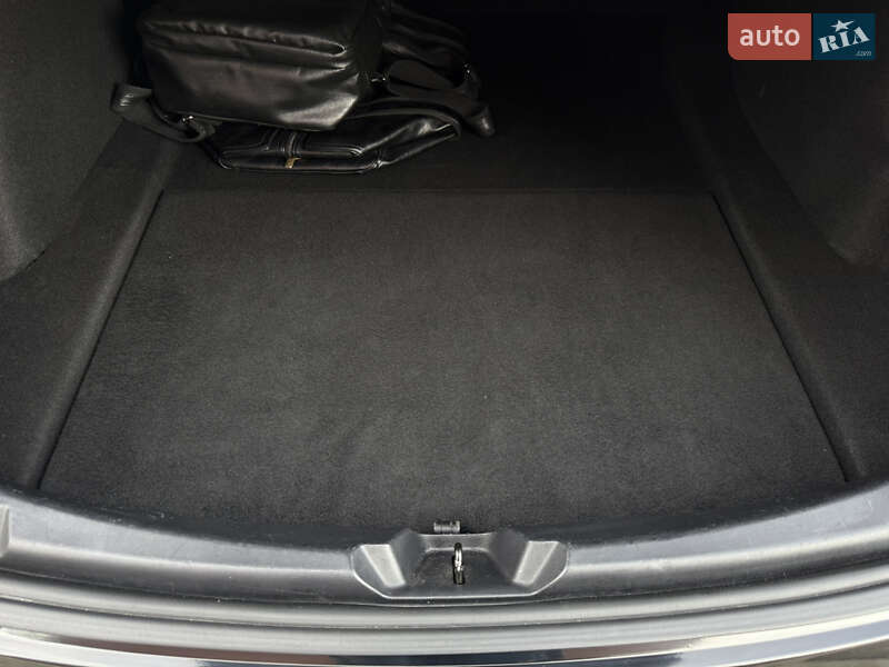 Седан Tesla Model 3 2019 в Умані