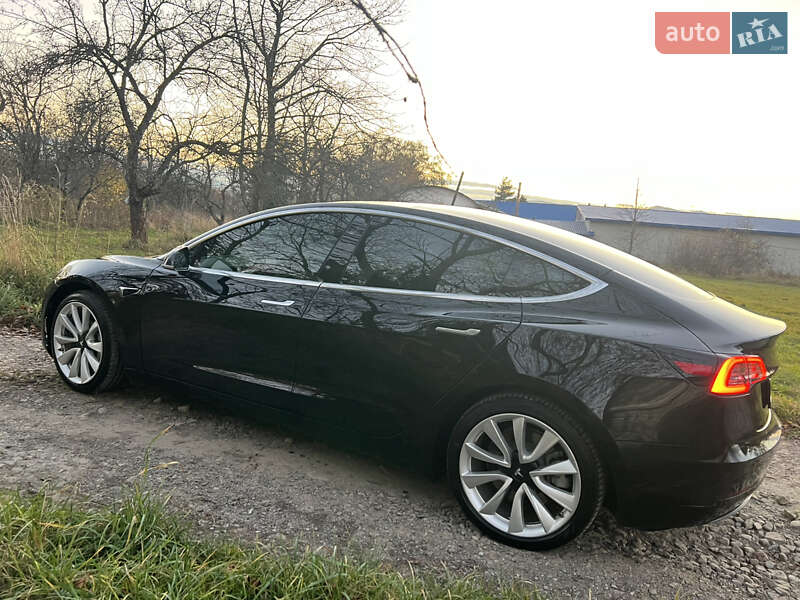 Седан Tesla Model 3 2018 в Долині