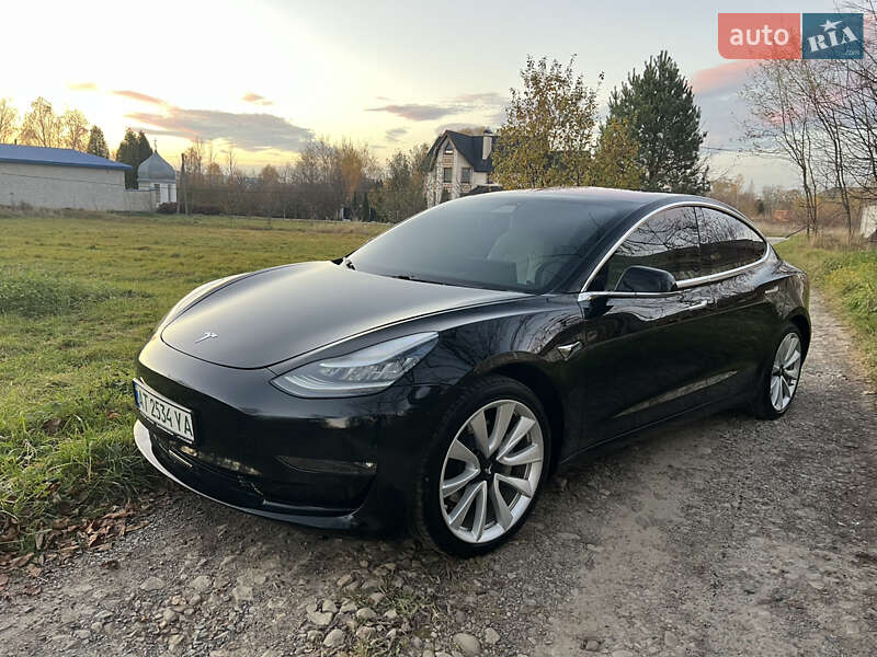 Седан Tesla Model 3 2018 в Долині