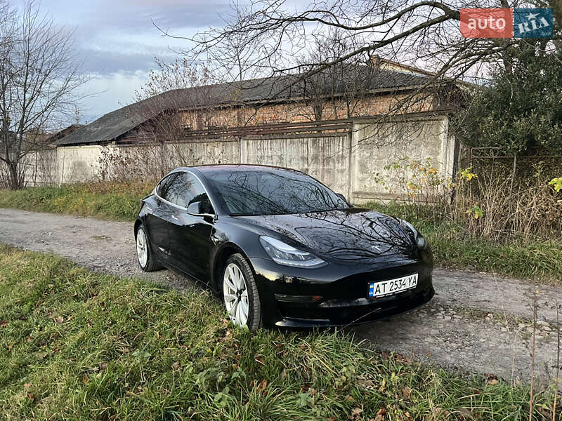 Седан Tesla Model 3 2018 в Долині