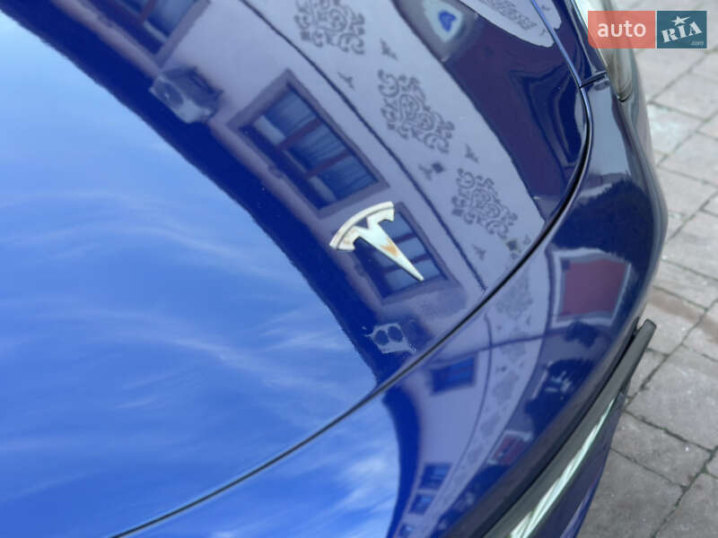 Седан Tesla Model 3 2020 в Стрию