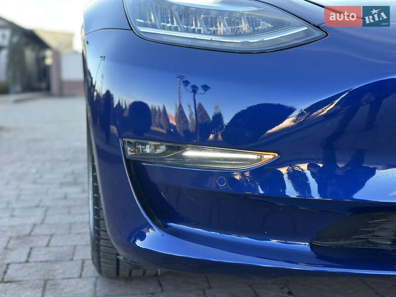 Седан Tesla Model 3 2020 в Стрию