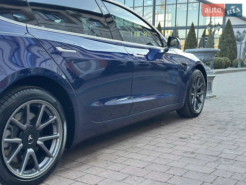 Седан Tesla Model 3 2020 в Стрию