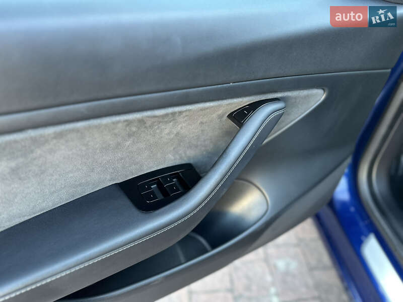 Седан Tesla Model 3 2020 в Стрию