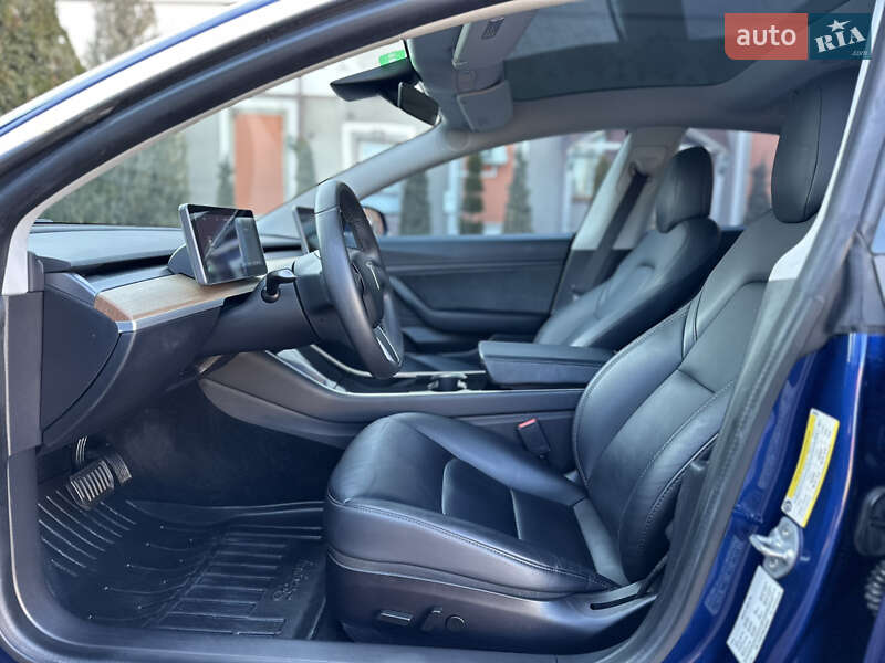 Седан Tesla Model 3 2020 в Стрию