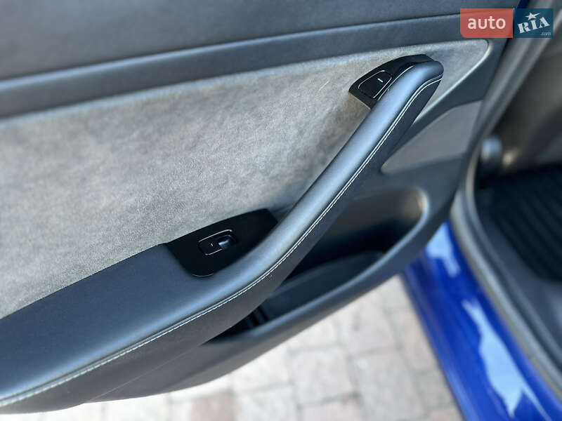 Седан Tesla Model 3 2020 в Стрию