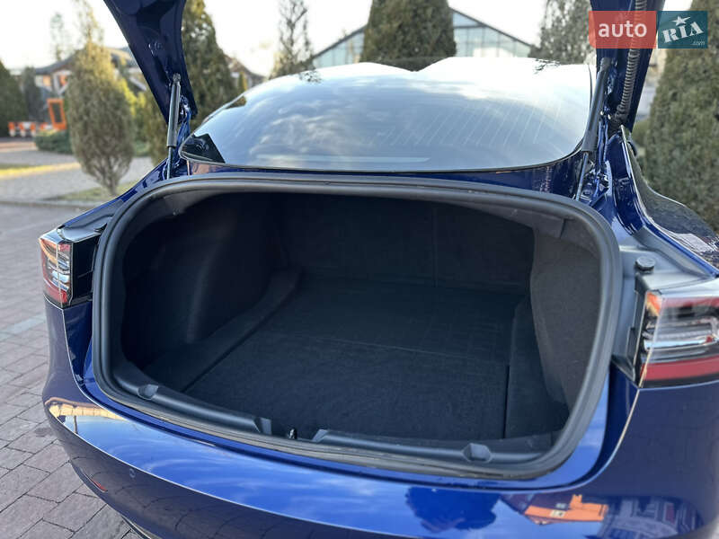 Седан Tesla Model 3 2020 в Стрию