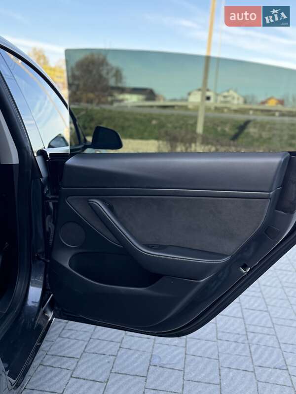 Седан Tesla Model 3 2023 в Стрые