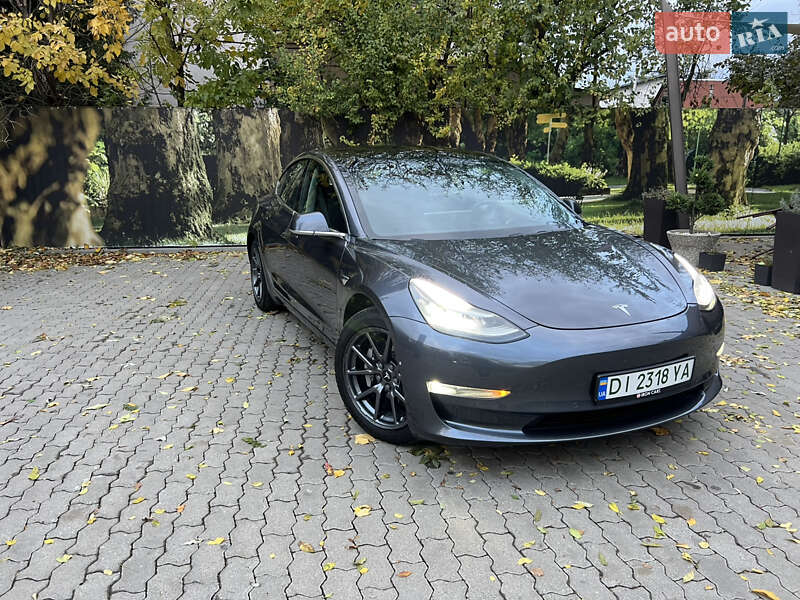 Седан Tesla Model 3 2018 в Ужгороді