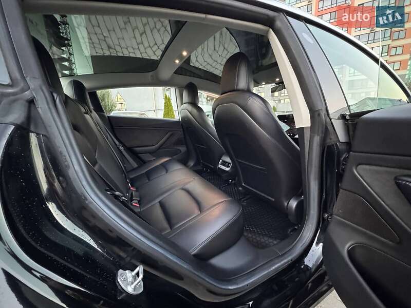 Седан Tesla Model 3 2018 в Львове