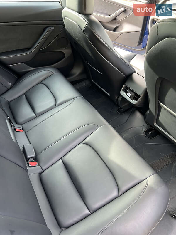 Седан Tesla Model 3 2023 в Львове