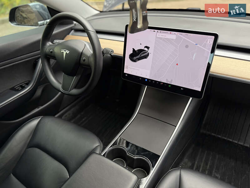 Седан Tesla Model 3 2019 в Новояворовске