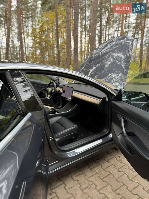 Седан Tesla Model 3 2019 в Новояворовске