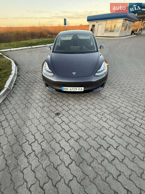 Седан Tesla Model 3 2019 в Дубні