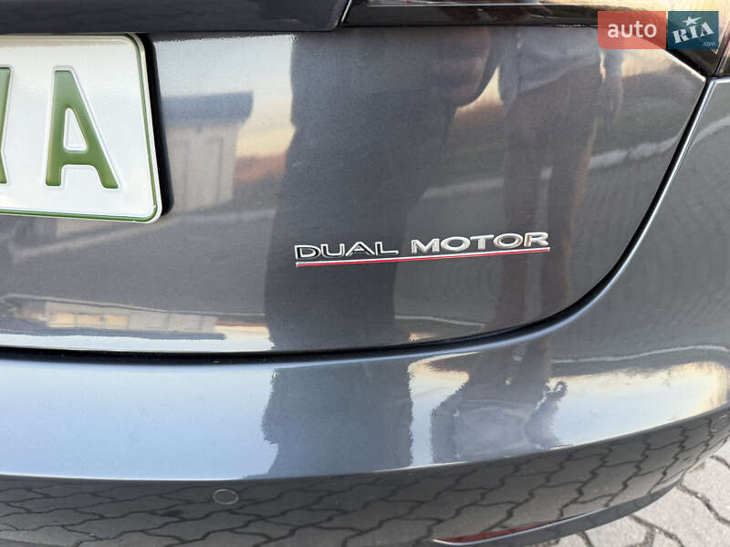 Седан Tesla Model 3 2019 в Дубні