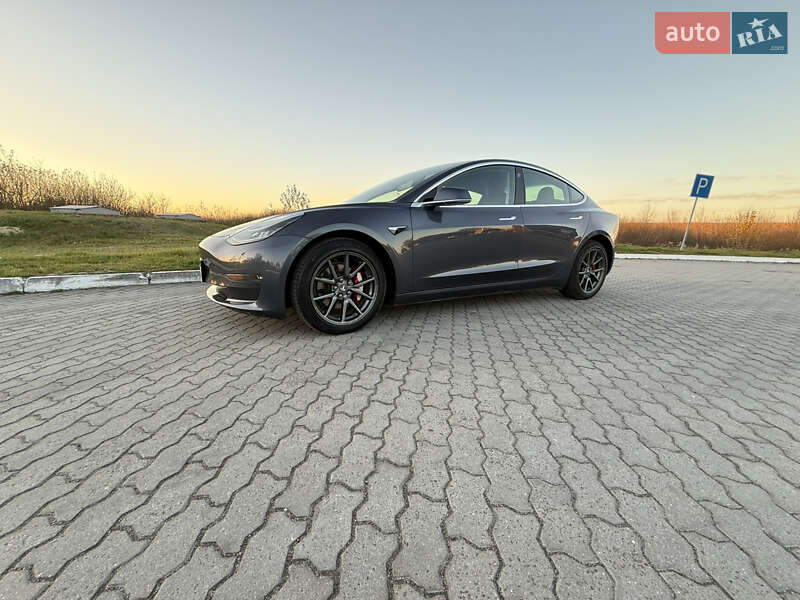 Седан Tesla Model 3 2019 в Дубні
