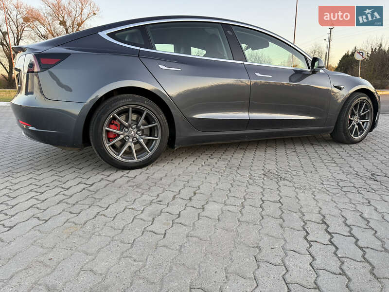 Седан Tesla Model 3 2019 в Дубні