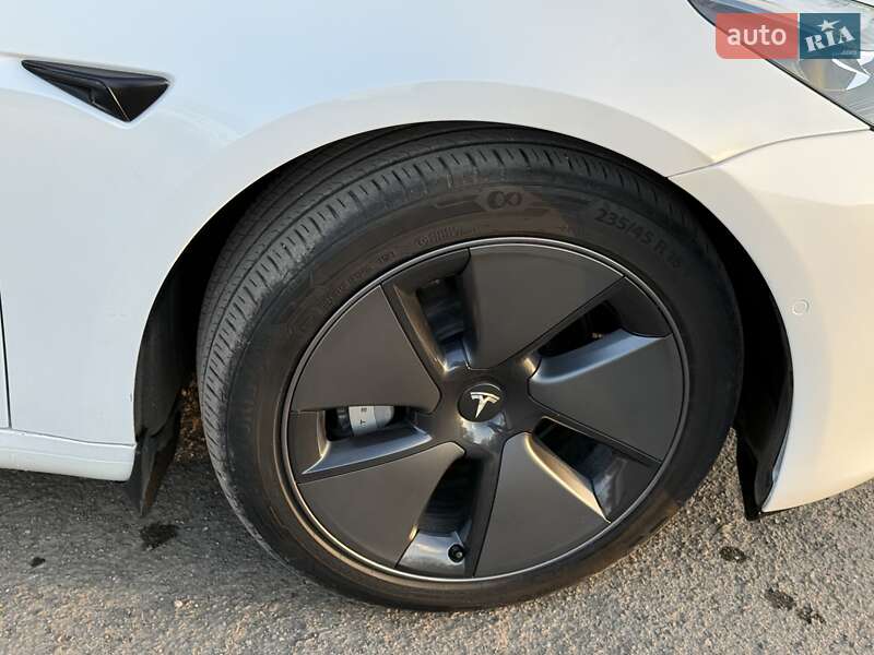 Седан Tesla Model 3 2021 в Трускавці
