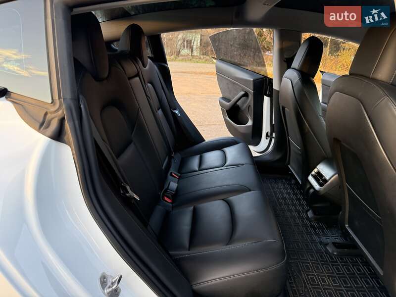 Седан Tesla Model 3 2021 в Трускавці