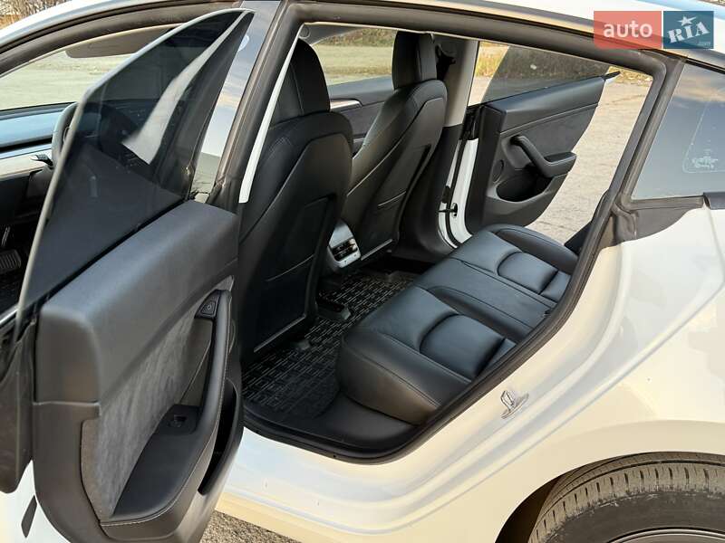 Седан Tesla Model 3 2021 в Трускавці