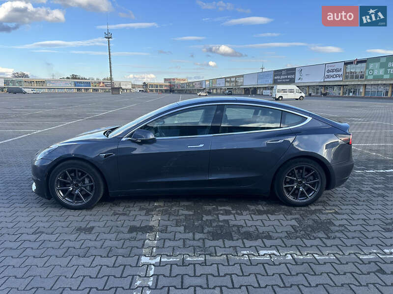 Седан Tesla Model 3 2020 в Черновцах