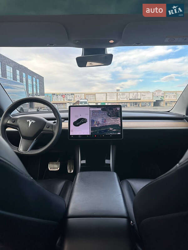 Седан Tesla Model 3 2020 в Черновцах