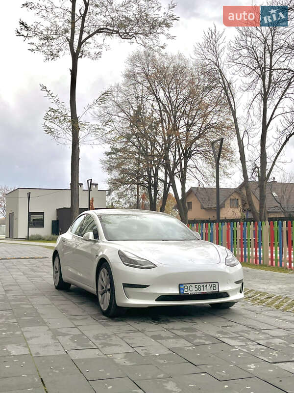 Седан Tesla Model 3 2020 в Івано-Франківську
